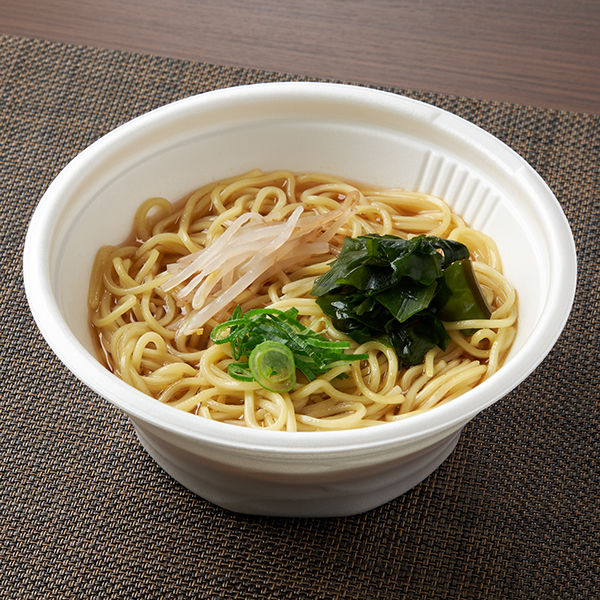 ファミリーマートの鶏と魚介の旨み 中華そば（醤油味）を比較する。税込価格：399円、カロリー：360kcal、1円あたりカロリー：0.90kcal/円、たんぱく質：18.2g、1円あたりたんぱく質：0.05g/円、脂質：5.5g、炭水化物：61.1g、食塩相当量：6.2g。コシと弾力のある麺と、鶏と魚介の旨みがきいた醤油スープを組み合わせたラーメンです。具材としてわかめ、青ねぎ、もやしをトッピングしております。アレルギー：小麦、卵、ごま、さば、大豆、鶏肉、ゼラチン。