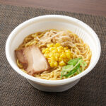 ファミリーマートの北海道仕込みの5種味噌 味噌ラーメンを比較する。税込価格：578円、カロリー：506kcal、1円あたりカロリー：0.88kcal/円、たんぱく質：20.9g、1円あたりたんぱく質：0.04g/円、脂質：18g、炭水化物：66.8g、食塩相当量：6.2g。コシと弾力のある中華麺に、北海道仕込みの味噌を使用したコクのある味わいのスープを合わせました。具材としてチャーシュー、もやし、コーンなどをのせた定番の味噌ラーメンです。アレルギー：小麦、卵、乳成分、ごま、大豆、鶏肉、豚肉、りんご、ゼラチン。