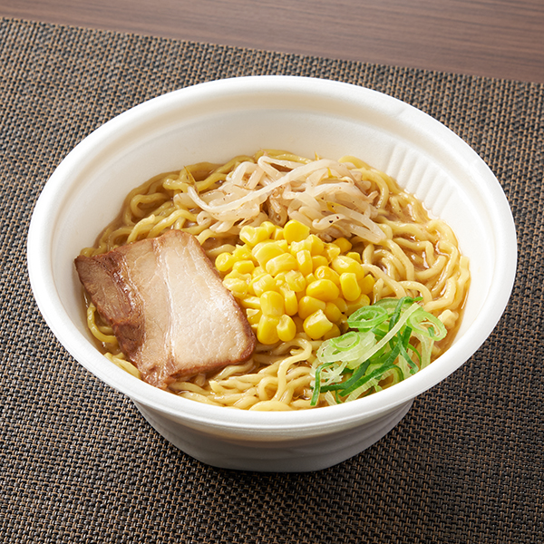 ファミリーマートの北海道仕込みの5種味噌 味噌ラーメンを比較する。税込価格：578円、カロリー：506kcal、1円あたりカロリー：0.88kcal/円、たんぱく質：20.9g、1円あたりたんぱく質：0.04g/円、脂質：18g、炭水化物：66.8g、食塩相当量：6.2g。コシと弾力のある中華麺に、北海道仕込みの味噌を使用したコクのある味わいのスープを合わせました。具材としてチャーシュー、もやし、コーンなどをのせた定番の味噌ラーメンです。アレルギー：小麦、卵、乳成分、ごま、大豆、鶏肉、豚肉、りんご、ゼラチン。