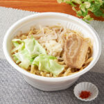 ファミリーマートのラーメン荘 歴史を刻め監修 豚ラーメンを比較する。税込価格：698円、カロリー：933kcal、1円あたりカロリー：1.34kcal/円、たんぱく質：30.2g、1円あたりたんぱく質：0.04g/円、脂質：51.1g、炭水化物：91.1g、食塩相当量：7.5g。「ラーメン荘 歴史を刻め」監修のラーメンです。食べごたえのある太麺に、濃厚な豚の旨みが特徴の特製スープを合わせました。具材としてチャーシュー、もやし、キャベツ、刻みにんにくをトッピングしています。アレルギー：小麦、卵、乳成分、大豆、鶏肉、豚肉、ゼラチン。