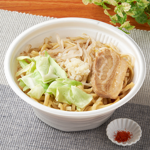 ファミリーマートのラーメン荘 歴史を刻め監修 豚ラーメンを比較する。税込価格：698円、カロリー：933kcal、1円あたりカロリー：1.34kcal/円、たんぱく質：30.2g、1円あたりたんぱく質：0.04g/円、脂質：51.1g、炭水化物：91.1g、食塩相当量：7.5g。「ラーメン荘 歴史を刻め」監修のラーメンです。食べごたえのある太麺に、濃厚な豚の旨みが特徴の特製スープを合わせました。具材としてチャーシュー、もやし、キャベツ、刻みにんにくをトッピングしています。アレルギー：小麦、卵、乳成分、大豆、鶏肉、豚肉、ゼラチン。