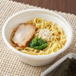 ファミリーマートの豚骨醤油 家系ラーメンを比較する。税込価格:618円。コシのある中太麺に、豚の旨みをベースに醤油味をきかせたスープを合わせた家系ラーメンです。具材としてチャーシュー・ほうれん草・白髪ねぎをのせ、別添で焼き海苔を付けました。