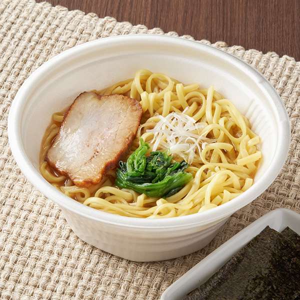 ファミリーマートの豚骨醤油 家系ラーメンを比較する。税込価格：618円。コシのある中太麺に、豚の旨みをベースに醤油味をきかせたスープを合わせた家系ラーメンです。具材としてチャーシュー・ほうれん草・白髪ねぎをのせ、別添で焼き海苔を付けました。