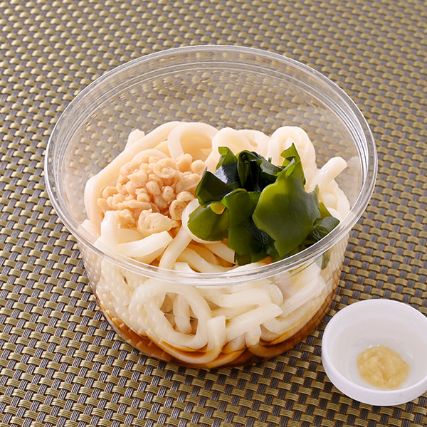 お手軽！三陸産わかめの冷しうどん ファミリーマート 手に取りやすいサイズの冷しうどん。コシのあるうどんに、枕崎製造のかつお節の旨みをきかせたつゆを合わせ、揚げ玉・三陸産わかめ・しょうがをトッピングした商品。
※新潟県の一部では取り扱いなし。