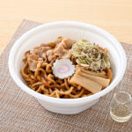 【東北】末廣ラーメン本舗監修 油そば ファミリーマート 秋田県の人気ラーメン店「末廣ラーメン本舗」監修の「油そば」です。盛り付けた豚肉、なると、ねぎ、にぼし微粉末などと、硬めで太目の中華麺、濃厚感のある醤油ベースのタレを混ぜてお召し上がり下さい。