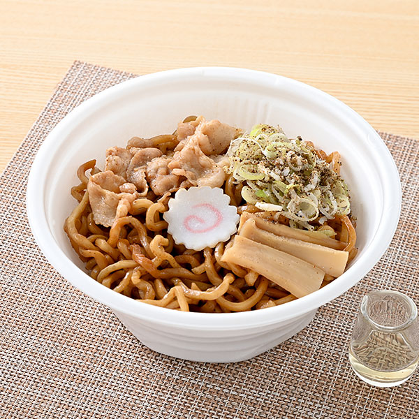 【東北】末廣ラーメン本舗監修 油そば ファミリーマート 秋田県の人気ラーメン店「末廣ラーメン本舗」監修の「油そば」です。盛り付けた豚肉、なると、ねぎ、にぼし微粉末などと、硬めで太目の中華麺、濃厚感のある醤油ベースのタレを混ぜてお召し上がり下さい。