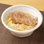 ファミリーマートの【東北】喜多方ラーメンを比較する。税込価格:570円。日本三大ラーメンの一つで、文化庁の100年フードにも認定された「喜多方ラーメン」です。やや太めの縮れ麺にポークやチキンの旨みをベースにした醤油スープ、チャーシュー、メンマ、ねぎをトッピングしました。
