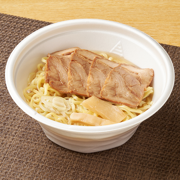 ファミリーマートの【東北】喜多方ラーメンを比較する。税込価格：570円。日本三大ラーメンの一つで、文化庁の100年フードにも認定された「喜多方ラーメン」です。やや太めの縮れ麺にポークやチキンの旨みをベースにした醤油スープ、チャーシュー、メンマ、ねぎをトッピングしました。