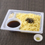大盛ざるらーめん ファミリーマート つるみと弾力のある中華麺と、宗田かつお節や昆布の旨みをきかせたつゆのざるらーめん。わさび、きざみ海苔付き。
※静岡県の一部では取り扱いなし。