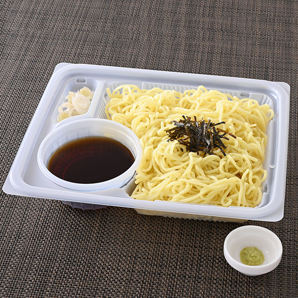 大盛ざるらーめん ファミリーマート つるみと弾力のある中華麺と、宗田かつお節や昆布の旨みをきかせたつゆのざるらーめん。わさび、きざみ海苔付き。
※静岡県の一部では取り扱いなし。