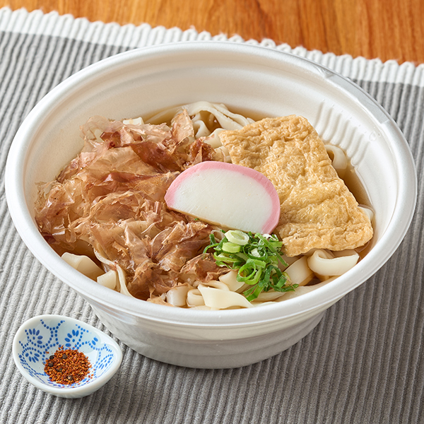 ファミリーマートの【東海】きしめんを比較する。税込価格：470円。かつお節・むろあじ節などを使用した、だし感のあるつゆのきしめんです。具材は、油揚げ・花かつお・かまぼこ・ねぎをトッピングしました。別添で七味付きです。
