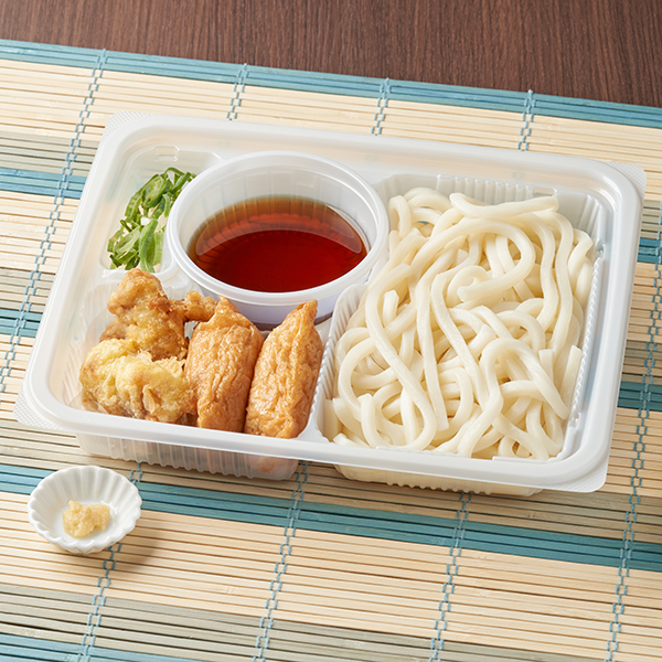 ファミリーマートの【関西】ざるうどん定食を比較する。税込価格：598円。ざるうどんにいなり寿司と鶏天を組み合わた食べごたえのある商品です。