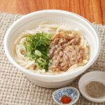 ファミリーマートの【九州】資さんうどん監修 かしわうどんを比較する。税込価格：540円。だしのコク深さが特徴のつゆに、もちっとした食感のうどん麺をあわせました、甘辛く味付けしたかしわは、しっかりとした食感の鶏肉と、若鶏をあわせました。とろろ昆布、一味唐辛子付きです。
