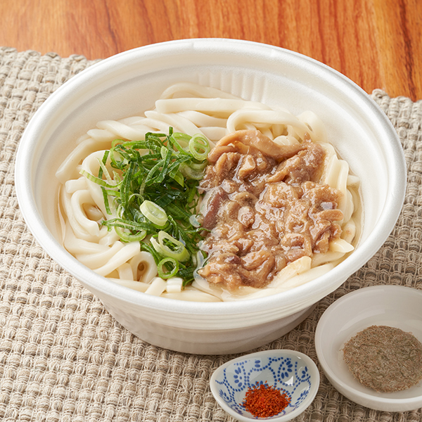 ファミリーマートの【九州】資さんうどん監修 かしわうどんを比較する。税込価格：540円。だしのコク深さが特徴のつゆに、もちっとした食感のうどん麺をあわせました、甘辛く味付けしたかしわは、しっかりとした食感の鶏肉と、若鶏をあわせました。とろろ昆布、一味唐辛子付きです。