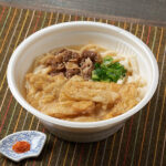 ファミリーマートの【九州】こだわりだしの肉ごぼう天うどんを比較する。税込価格:598円。だしのきいたつゆに、柔らかく粘りのある食感のうどん麺をあわせました。甘辛く味付けをした牛肉玉ねぎ煮と、ごぼう天をトッピングしました。別添で一味付きです。