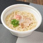 ファミリーマートの【九州】炊き出しとんこつ 長浜とんこつラーメンを比較する。税込価格：450円。炊き出し感のある豚骨スープに、細麺・チャーシュー・青ねぎ・紅しょうがを盛りつけました。