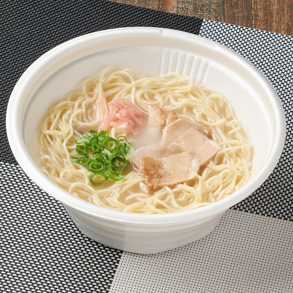 ファミリーマートの【九州】炊き出しとんこつ 長浜とんこつラーメンを比較する。税込価格：450円。炊き出し感のある豚骨スープに、細麺・チャーシュー・青ねぎ・紅しょうがを盛りつけました。