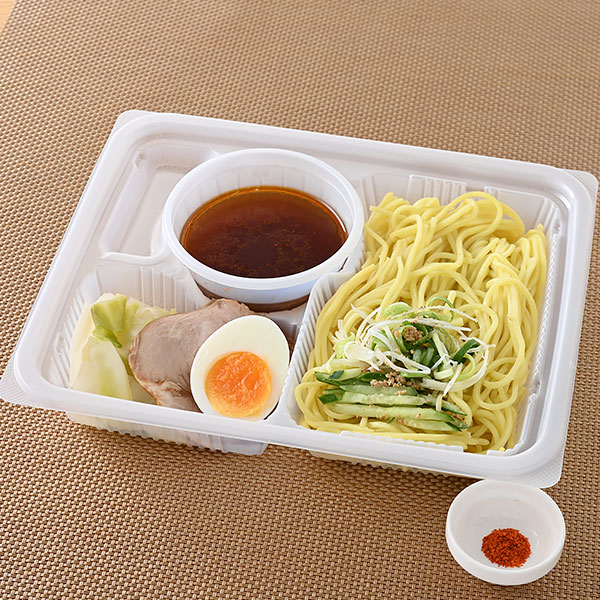 ピリ辛タレで食べる広島風つけ麺 ファミリーマート 酸味と辛みのあるタレで食べる広島風のつけ麺。キャベツ、チャーシュー、ねぎ、きゅうり、ゆでたまごを合わせた商品。
※山口県の一部では取り扱いなし。