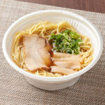 ファミリーマートの【中国・四国】背脂と魚介のうまみ 尾道ラーメンを比較する。税込価格:560円。魚介の風味を加えた醤油ベースのスープに背脂を合わせました。尾道ラーメンの特徴である平打ち麺にスープが絡んでおいしく召し上がれる仕立てです。
