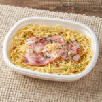 ファミリーマートの大盛 ペペロンチーノを比較する。税込価格：598円、カロリー：795kcal、1円あたりカロリー：1.33kcal/円、たんぱく質：30.6g、1円あたりたんぱく質：0.05g/円、脂質：31g、炭水化物：101.5g、食塩相当量：8.3g。にんにくの香ばしさと旨みを感じられる大盛のペペロンチーノです。具材はベーコン・ウインナー・にんにくチップ・輪切り唐辛子・パセリ粉です。アレルギー：小麦、卵、乳成分、牛肉、ごま、大豆、鶏肉、豚肉、ゼラチン。