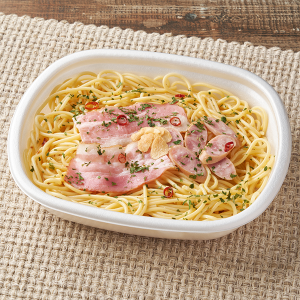 ファミリーマートの大盛 ペペロンチーノを比較する。税込価格：598円、カロリー：795kcal、1円あたりカロリー：1.33kcal/円、たんぱく質：30.6g、1円あたりたんぱく質：0.05g/円、脂質：31g、炭水化物：101.5g、食塩相当量：8.3g。にんにくの香ばしさと旨みを感じられる大盛のペペロンチーノです。具材はベーコン・ウインナー・にんにくチップ・輪切り唐辛子・パセリ粉です。アレルギー：小麦、卵、乳成分、牛肉、ごま、大豆、鶏肉、豚肉、ゼラチン。