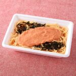 ファミリーマートの明太子パスタ。税込価格：321円、カロリー：349kcal、たんぱく質：13.4g、脂質：9.2g、炭水化物：54.9g、食塩相当量：3.2g。お手軽な小容量サイズのパスタです。昆布やかつおのだしをきかせながら、辛さのパンチのある明太子ソースに、刻み海苔をトッピングしました。アレルギー：えび、小麦、卵、乳成分、いか、さけ、さば、大豆、鶏肉、豚肉、りんご、ゼラチン。