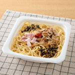 ファミリーマートのきのことベーコンの醤油パスタを比較する。税込価格：430円、カロリー：460kcal、1円あたりカロリー：1.07kcal/円、たんぱく質：19.3g、1円あたりたんぱく質：0.04g/円、脂質：14.9g、炭水化物：65g、食塩相当量：5g。和風だし醤油ベースの味付けに、きのことベーコンをあわせたパスタです。ベーコンは二段燻しベーコンを使用し、刻み海苔と赤唐辛子をトッピングしました。アレルギー：小麦、乳成分、大豆、豚肉、ゼラチン。