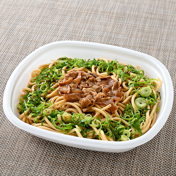 大盛　太麺！豚肉とねぎの焦がし醤油パスタ ファミリーマート 焦がし醤油をきかせた大盛パスタ。炒めた豚肉と青ねぎをトッピングし、ブラックペッパーをきかせた和風仕立て。
