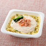 鮭のクリームソースパスタ ファミリーマート リングイネを使用したクリームパスタ。鮭の旨みがつまったソースに鮭とほうれん草をトッピングした商品。