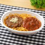 ファミリーマートの内容量700gオーバー！ カレー&ミートパスタを比較する。税込価格：698円、カロリー：1088kcal、1円あたりカロリー：1.56kcal/円、たんぱく質：36.3g、1円あたりたんぱく質：0.05g/円、脂質：34.1g、炭水化物：163.8g、食塩相当量：10.3g。内容量700gオーバーの大盛パスタです。太麺を使用し、麺重は500g超えのボリューム、カレーソースとミートソースを使用し、2種の味わいを楽しめます。アレルギー：小麦、卵、乳成分、牛肉、ごま、大豆、鶏肉、豚肉、やまいも、りんご、ゼラチン。