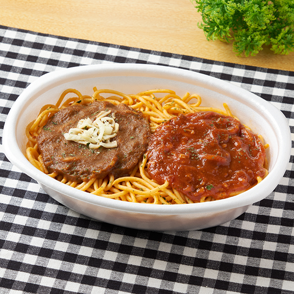 ファミリーマートの内容量700gオーバー！ カレー&ミートパスタを比較する。税込価格：698円、カロリー：1088kcal、1円あたりカロリー：1.56kcal/円、たんぱく質：36.3g、1円あたりたんぱく質：0.05g/円、脂質：34.1g、炭水化物：163.8g、食塩相当量：10.3g。内容量700gオーバーの大盛パスタです。太麺を使用し、麺重は500g超えのボリューム、カレーソースとミートソースを使用し、2種の味わいを楽しめます。アレルギー：小麦、卵、乳成分、牛肉、ごま、大豆、鶏肉、豚肉、やまいも、りんご、ゼラチン。
