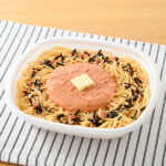 ファミリーマートの大盛 明太子スパゲティを比較する。税込価格:598円、カロリー:675kcal、1円あたりカロリー:1.13kcal/円、たんぱく質:25g、1円あたりたんぱく質:0.04g/円、脂質:20.6g、炭水化物:101g、食塩相当量:5.8g。昆布やかつおのだしがきいた大盛の明太子スパゲティです。バターや海苔をトッピングし、コクのある仕立てです。アレルギー:えび、小麦、卵、乳成分、いか、さけ、さば、大豆、鶏肉、豚肉、りんご、ゼラチン。