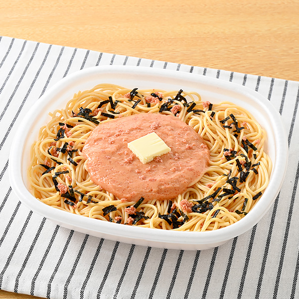ファミリーマートの大盛 明太子スパゲティを比較する。税込価格：598円、カロリー：675kcal、1円あたりカロリー：1.13kcal/円、たんぱく質：25g、1円あたりたんぱく質：0.04g/円、脂質：20.6g、炭水化物：101g、食塩相当量：5.8g。昆布やかつおのだしがきいた大盛の明太子スパゲティです。バターや海苔をトッピングし、コクのある仕立てです。アレルギー：えび、小麦、卵、乳成分、いか、さけ、さば、大豆、鶏肉、豚肉、りんご、ゼラチン。