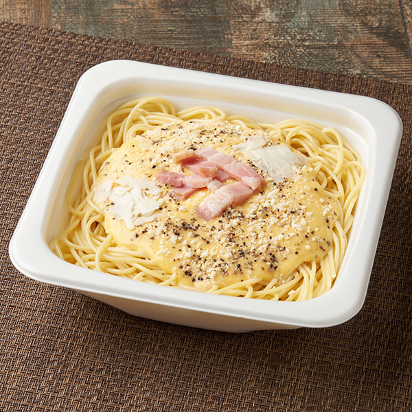 ファミリーマートのファミマ・ザ・カルボナーラを比較する。税込価格：498円。もちっと食感の麺で、たまごのコクとチーズの旨みを感じる濃厚ソースのカルボナーラです。ソースの他にベーコン・チーズ・ブラックペッパーをトッピングしました。