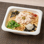 ファミリーマートの蒸し鶏のゆず胡椒ぽん酢パスタを比較する。税込価格：498円、カロリー：407kcal、1円あたりカロリー：0.82kcal/円、たんぱく質：25.1g、1円あたりたんぱく質：0.05g/円、脂質：4.3g、炭水化物：68.8g、食塩相当量：4.8g。ぽん酢や醤油やだしなどでさっぱりとした味付けの和風パスタです。蒸し鶏・大根おろし・青ねぎ・かつお節・ゆずこしょう・海苔・輪切り唐辛子をトッピングしました。アレルギー：小麦、大豆、鶏肉、りんご、ゼラチン。