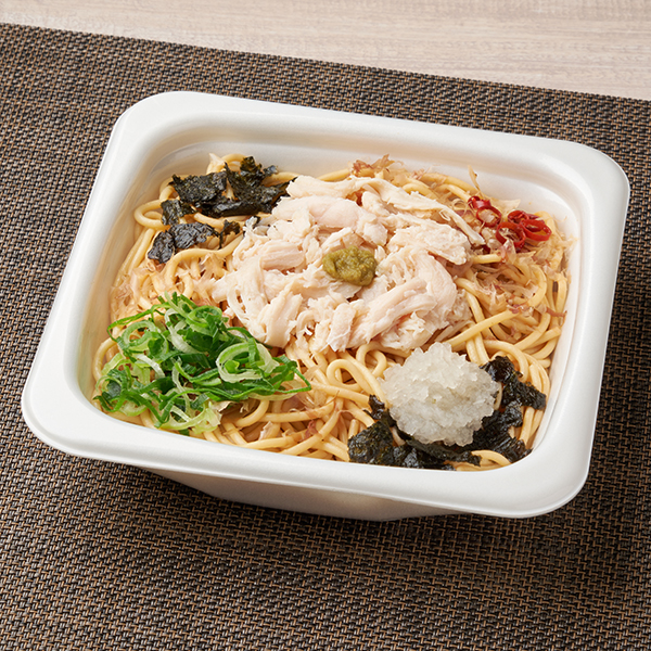 ファミリーマートの蒸し鶏のゆず胡椒ぽん酢パスタを比較する。税込価格：498円、カロリー：407kcal、1円あたりカロリー：0.82kcal/円、たんぱく質：25.1g、1円あたりたんぱく質：0.05g/円、脂質：4.3g、炭水化物：68.8g、食塩相当量：4.8g。ぽん酢や醤油やだしなどでさっぱりとした味付けの和風パスタです。蒸し鶏・大根おろし・青ねぎ・かつお節・ゆずこしょう・海苔・輪切り唐辛子をトッピングしました。アレルギー：小麦、大豆、鶏肉、りんご、ゼラチン。