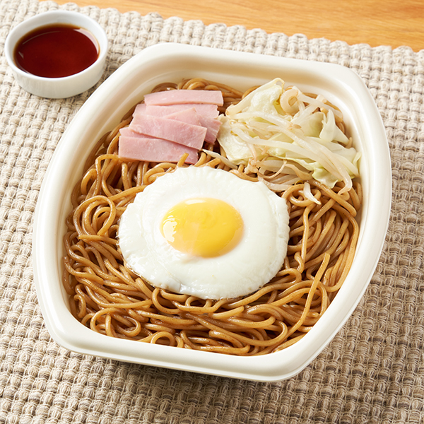 ファミリーマートの【関東の一部】ウスターソースが決め手 宇都宮焼そばを比較する。税込価格：498円、カロリー：581kcal、1円あたりカロリー：1.17kcal/円、たんぱく質：19.4g、1円あたりたんぱく質：0.04g/円、脂質：18.4g、炭水化物：87g、食塩相当量：5.6g。ウスターソースベースの焼そばに、目玉焼き、ハム、もやし、キャベツ、別添ソースをあわせました。アレルギー：小麦、卵、乳成分、ごま、大豆、鶏肉、豚肉、もも、りんご。