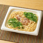 ファミリーマートの大盛 豚肉とねぎの塩焼そばを比較する。税込価格：598円、カロリー：698kcal、1円あたりカロリー：1.17kcal/円、たんぱく質：18.8g、1円あたりたんぱく質：0.03g/円、脂質：21.6g、炭水化物：109.7g、食塩相当量：7.7g。大盛の塩焼そばです。塩ダレ・にんにく・ラードなどで炒めた塩焼そばに、豚肉・青ねぎ・フライドガーリックをトッピングしました。アレルギー：小麦、卵、乳成分、ごま、大豆、鶏肉、豚肉、ゼラチン。