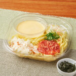 ファミリーマートの冷たい生パスタ 明太カルボナーラを比較する。税込価格：538円、カロリー：394kcal、1円あたりカロリー：0.73kcal/円、たんぱく質：15.3g、1円あたりたんぱく質：0.03g/円、脂質：7.8g、炭水化物：66.6g、食塩相当量：3.6g。弾力のある食感が特徴の生パスタに、チーズ感のあるカルボソースとアクセントになる明太ソースを合わせました。具材としてパルメザンチーズ、海苔、ねぎをトッピングしています。アレルギー：小麦、卵、乳成分、さば、大豆、豚肉、ゼラチン。