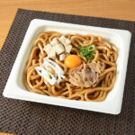 ファミリーマートの【関東の一部】甘いタレがからむ 大盛牛すき風焼うどんを比較する。税込価格：598円、カロリー：669kcal、1円あたりカロリー：1.12kcal/円、たんぱく質：23.3g、1円あたりたんぱく質：0.04g/円、脂質：15.7g、炭水化物：110.6g、食塩相当量：6.5g。甘みと旨みのある大盛りの焼うどんです。麺350gで食べごたえがあります 。ジューシーな牛肉玉ねぎ和え、豆腐煮、ねぎをトッピングし、卵黄ポーシ ョンをのせて彩りをよくしました。アレルギー：小麦、卵、牛肉、ごま、大豆、ゼラチン。