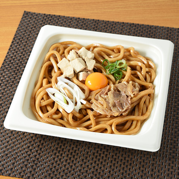 ファミリーマートの【関東の一部】甘いタレがからむ 大盛牛すき風焼うどんを比較する。税込価格：598円、カロリー：669kcal、1円あたりカロリー：1.12kcal/円、たんぱく質：23.3g、1円あたりたんぱく質：0.04g/円、脂質：15.7g、炭水化物：110.6g、食塩相当量：6.5g。甘みと旨みのある大盛りの焼うどんです。麺350gで食べごたえがあります 。ジューシーな牛肉玉ねぎ和え、豆腐煮、ねぎをトッピングし、卵黄ポーシ ョンをのせて彩りをよくしました。アレルギー：小麦、卵、牛肉、ごま、大豆、ゼラチン。
