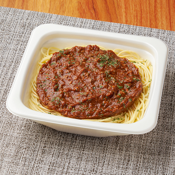 ファミリーマートのファミマ・ザ・ミートソースを比較する。税込価格：498円、カロリー：538kcal、1円あたりカロリー：1.08kcal/円、たんぱく質：23.1g、1円あたりたんぱく質：0.05g/円、脂質：14.8g、炭水化物：81.2g、食塩相当量：4.3g。もちっと食感の麺で、トマトの酸味とデミグラスの旨みがあるミートソースです。アレルギー：小麦、卵、乳成分、牛肉、ごま、大豆、鶏肉、豚肉、りんご、ゼラチン。