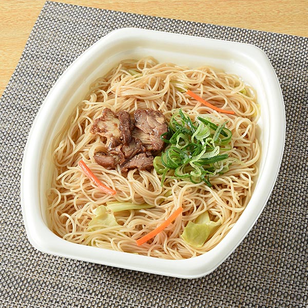 ファミリーマートの【関東・東海・北陸】ごま油が香るチャーシュー焼ビーフンを比較する。税込価格：398円、カロリー：304kcal、1円あたりカロリー：0.76kcal/円、たんぱく質：5.3g、1円あたりたんぱく質：0.01g/円、脂質：10.1g、炭水化物：48.4g、食塩相当量：3.4g。鶏がらベースの味付けで炒めた焼ビーフンです。具材は炙り焼豚・人参・キャベツ・玉ねぎ・青ねぎです。アレルギー：小麦、卵、乳成分、ごま、大豆、鶏肉、豚肉。