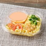 ファミリーマートの冷たい生パスタ 海老のトマトクリームを比較する。税込価格：538円、カロリー：371kcal、1円あたりカロリー：0.69kcal/円、たんぱく質：13.2g、1円あたりたんぱく質：0.02g/円、脂質：7.3g、炭水化物：64.2g、食塩相当量：3.5g。弾力のある食感が特徴の生パスタに、トマトの酸味と海老の旨みがとけ込んだクリームソースを合わせました。具材として海老、トマト、ブロッコリー、パセリをトッピングしています。アレルギー：えび、小麦、卵、乳成分、大豆、鶏肉、ゼラチン。