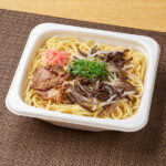 ファミリーマートの黒マー油が香る 豚骨焼ラーメンを比較する。税込価格:538円、カロリー:662kcal、1円あたりカロリー:1.23kcal/円、たんぱく質:22.2g、1円あたりたんぱく質:0.04g/円、脂質:26.6g、炭水化物:86.3g、食塩相当量:5.5g。豚がらや鶏がらの入ったスープなどで味付けをした豚骨焼ラーメンです。炙りチャーシュー・もやし・きくらげ・青ねぎ・紅しょうが・煎りごま・黒マー油をトッピングしました。アレルギー:小麦、卵、乳成分、ごま、大豆、鶏肉、豚肉、ゼラチン。