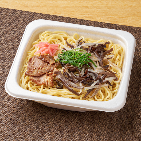 ファミリーマートの黒マー油が香る 豚骨焼ラーメンを比較する。税込価格：538円、カロリー：662kcal、1円あたりカロリー：1.23kcal/円、たんぱく質：22.2g、1円あたりたんぱく質：0.04g/円、脂質：26.6g、炭水化物：86.3g、食塩相当量：5.5g。豚がらや鶏がらの入ったスープなどで味付けをした豚骨焼ラーメンです。炙りチャーシュー・もやし・きくらげ・青ねぎ・紅しょうが・煎りごま・黒マー油をトッピングしました。アレルギー：小麦、卵、乳成分、ごま、大豆、鶏肉、豚肉、ゼラチン。