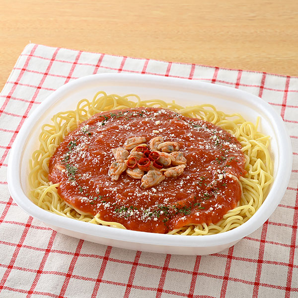 ファミリーマートの【関東の一部】辛味ソースがくせになるトマトのソースの生パスタを比較する。税込価格：598円、カロリー：716kcal、1円あたりカロリー：1.20kcal/円、たんぱく質：29g、1円あたりたんぱく質：0.05g/円、脂質：18.7g、炭水化物：110.8g、食塩相当量：6.2g。押出1.8mmの食べ進めやすい生パスタです。麺量300g、ソース260gのボリュームがあり、辛さが特徴のトマトのソースがくせになります。チーズ、あさり、唐辛子、パセリをトッピングしました。アレルギー：小麦、卵、乳成分、大豆、鶏肉、りんご、ゼラチン。
