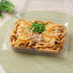 ファミリーマートのもっちり食感の醤油焼うどん。税込価格：398円、カロリー：449kcal、たんぱく質：16.5g、脂質：8.3g、炭水化物：78.9g、食塩相当量：4.9g。醤油の旨みを感じる焼うどんです。豚肉・キャベツ・もやし・人参・青ねぎをトッピングしました。アレルギー：小麦、卵、乳成分、ごま、さば、大豆、鶏肉、豚肉、ゼラチン。