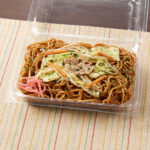 ファミリーマートの麺のコシが決め手！ソース焼そばを比較する。税込価格：398円、カロリー：544kcal、1円あたりカロリー：1.37kcal/円、たんぱく質：15g、1円あたりたんぱく質：0.04g/円、脂質：12.2g、炭水化物：96g、食塩相当量：6.7g。旨みのあるオリジナルソースの焼そばです。豚肉・キャベツ・もやし・人参・紅しょうが・あおさをトッピングしました。アレルギー：小麦、卵、乳成分、ごま、大豆、鶏肉、豚肉、もも、りんご、ゼラチン。