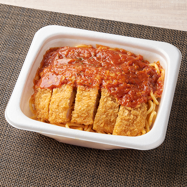 ファミリーマートの【北海道】太麺！トンカツ&ミートソーススパゲティを比較する。税込価格：598円。とんかつにミートソースをかけたボリューム感のあるパスタです。
